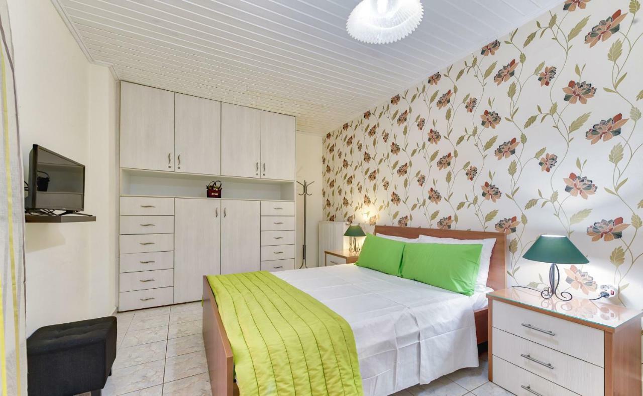 Ina Apartment Kalamaki  Bagian luar foto